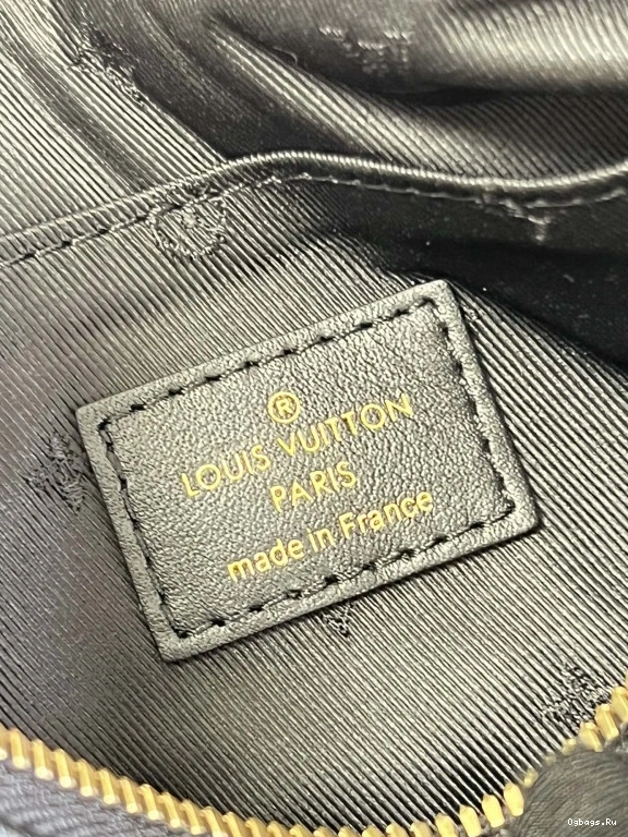 LOUIS VUITTON THE MOON OVER 0518